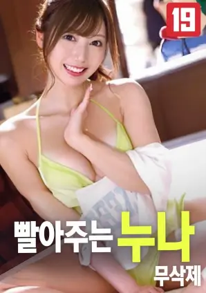 回声档案放映现场，观众戴着耳机观看露天幕布